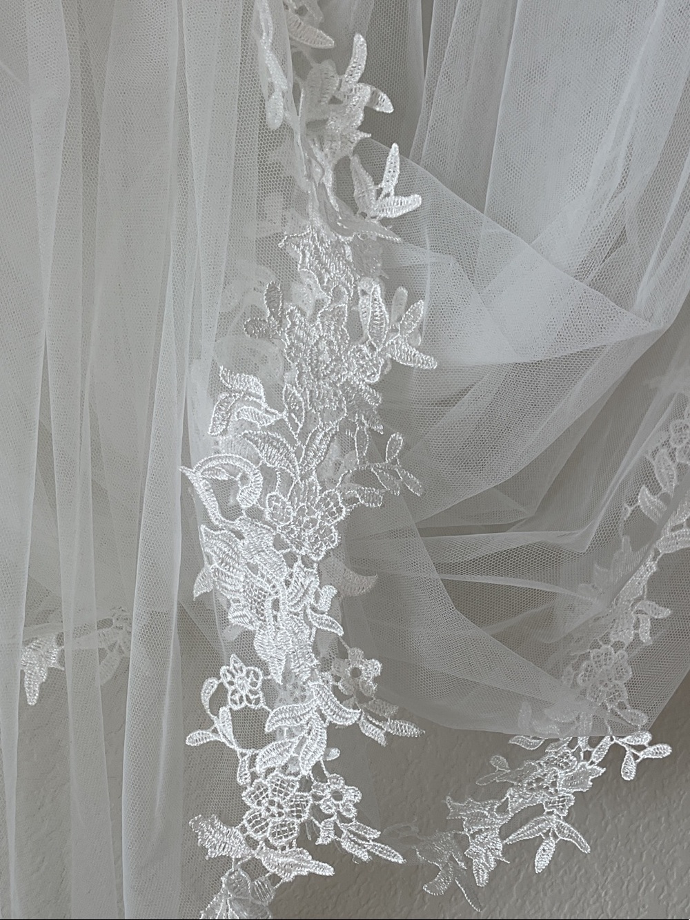 Stunning 2-Tier Lace-Trim Chapel / Cathedral Bridal Veil with Floral Appliqué - Picture 6 of 11